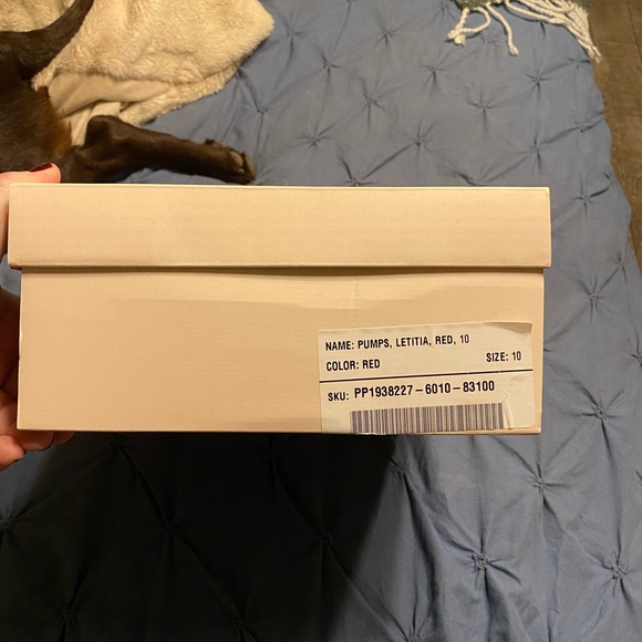 Red Pumps w Bow Detail - Picture 2 of 5